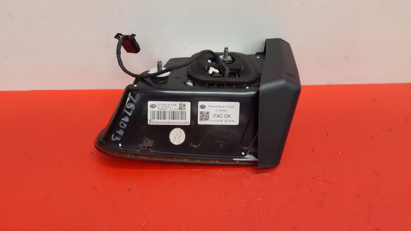 View Auto part L Taillight Porsche Macan 2017
