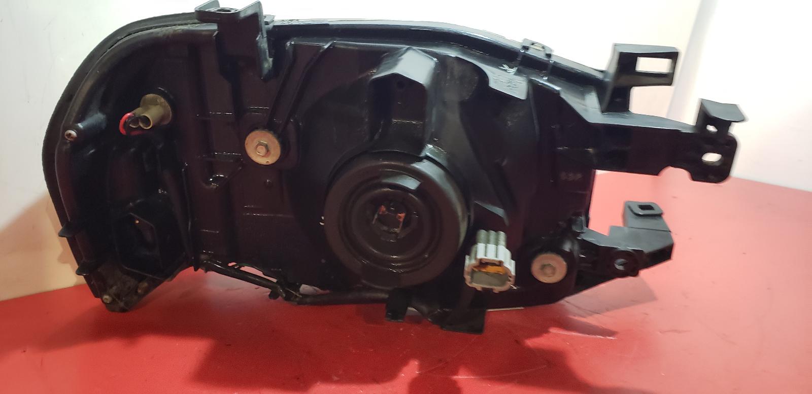 L Headlamp Navara Nissan 2005
