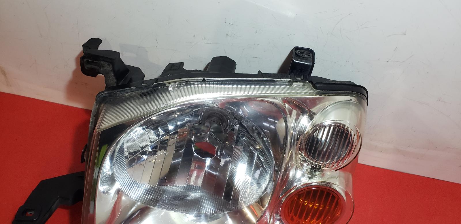 L Headlamp Navara Nissan 2005