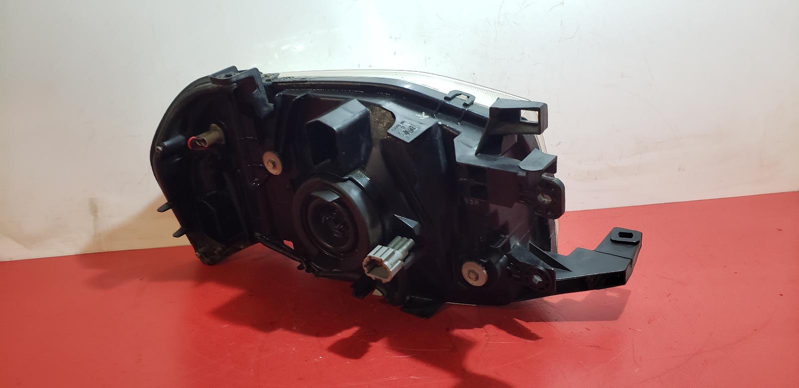 L Headlamp Navara Nissan 2005