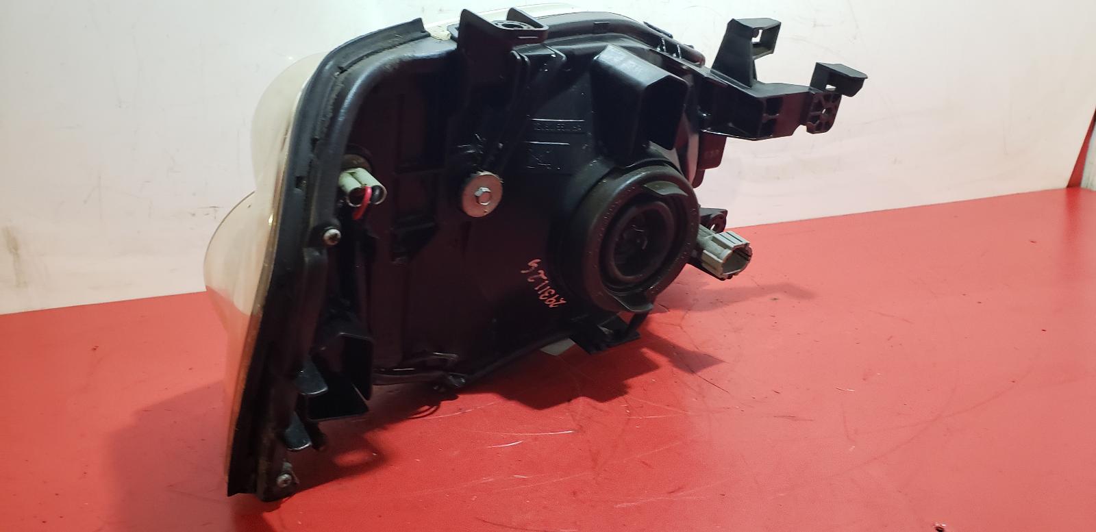 L Headlamp Navara Nissan 2005