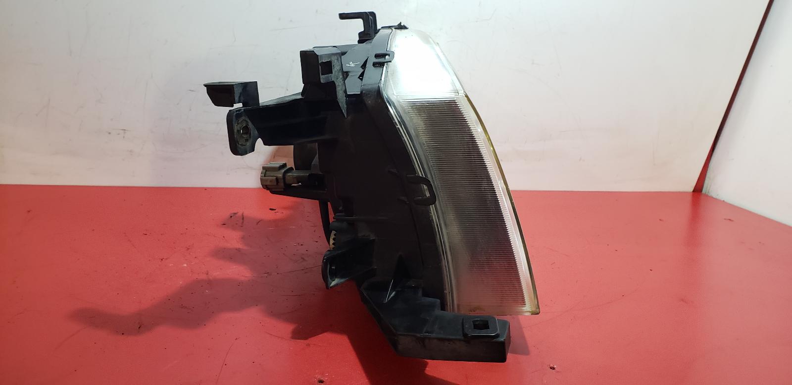 L Headlamp Navara Nissan 2005