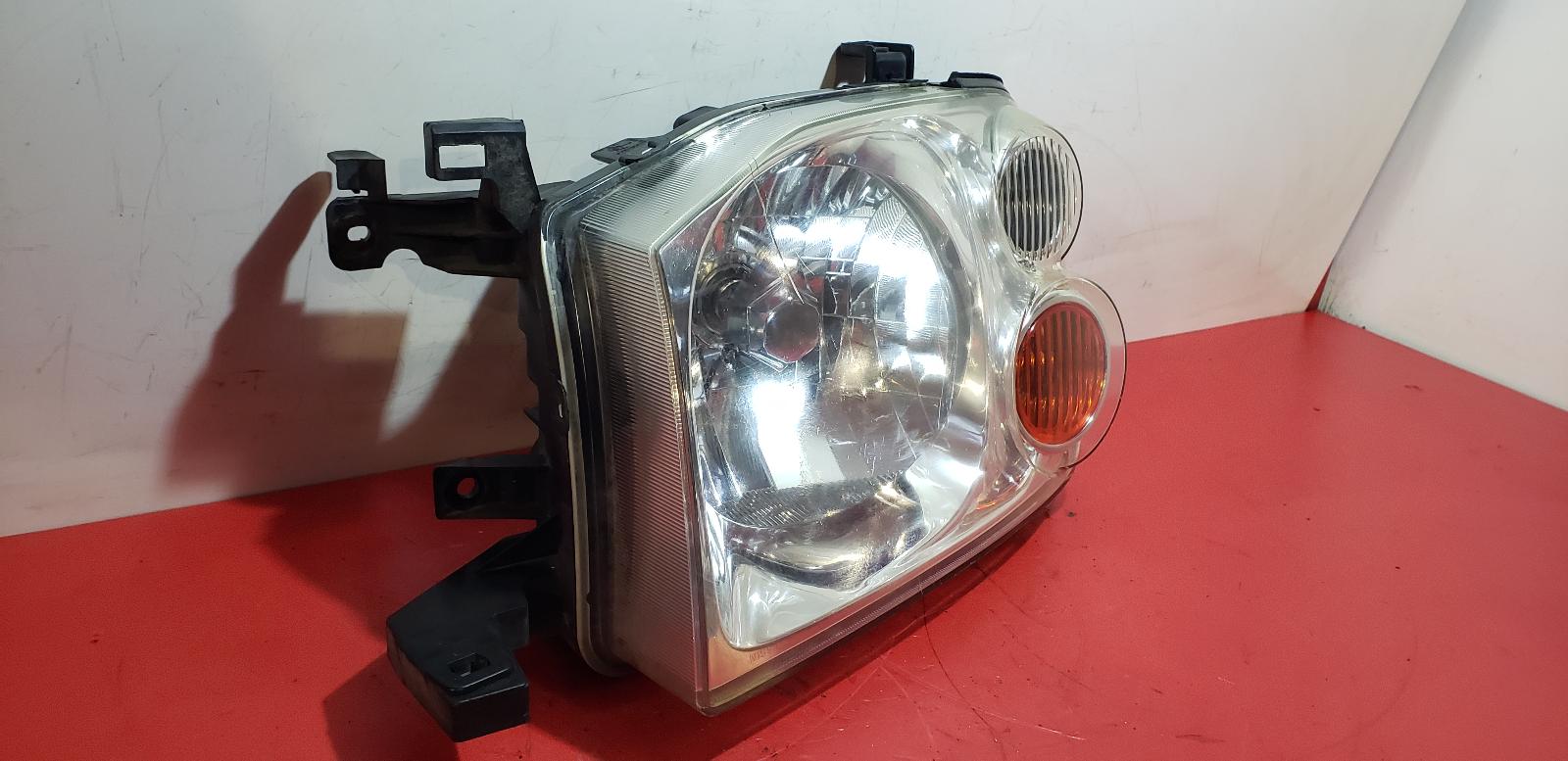 L Headlamp Navara Nissan 2005