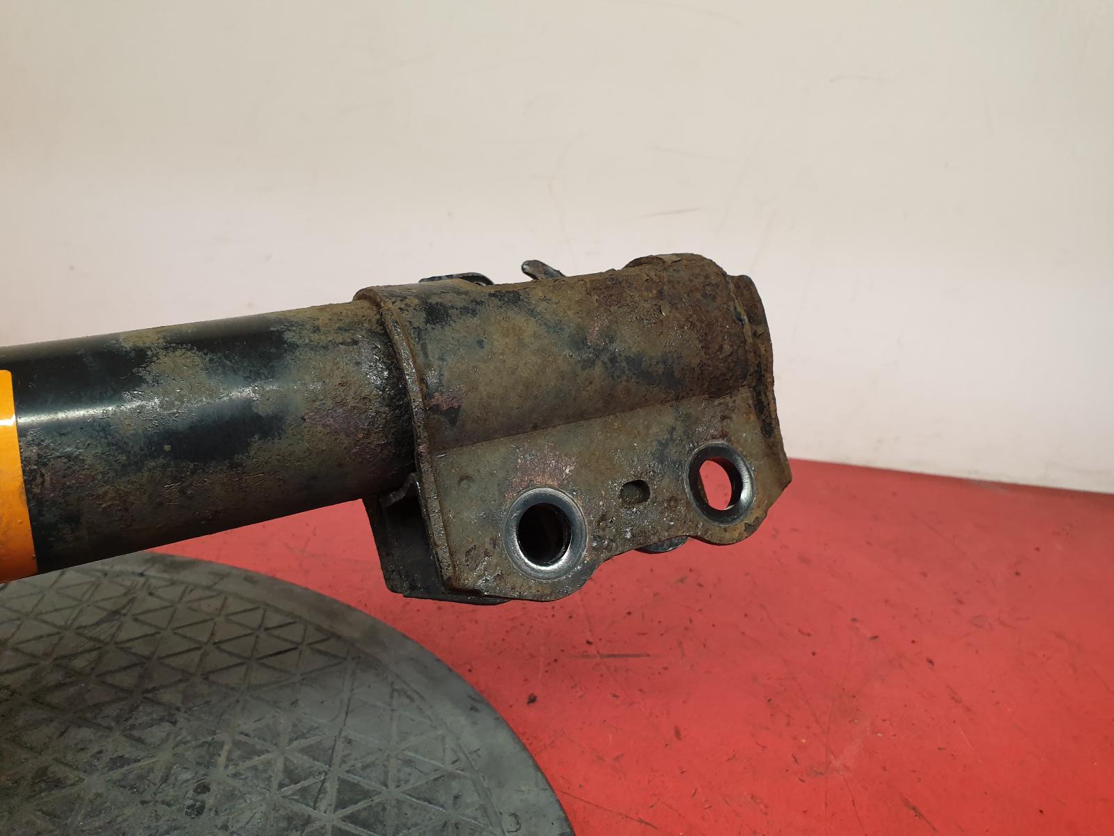 RF Strut Yaris Toyota 2013