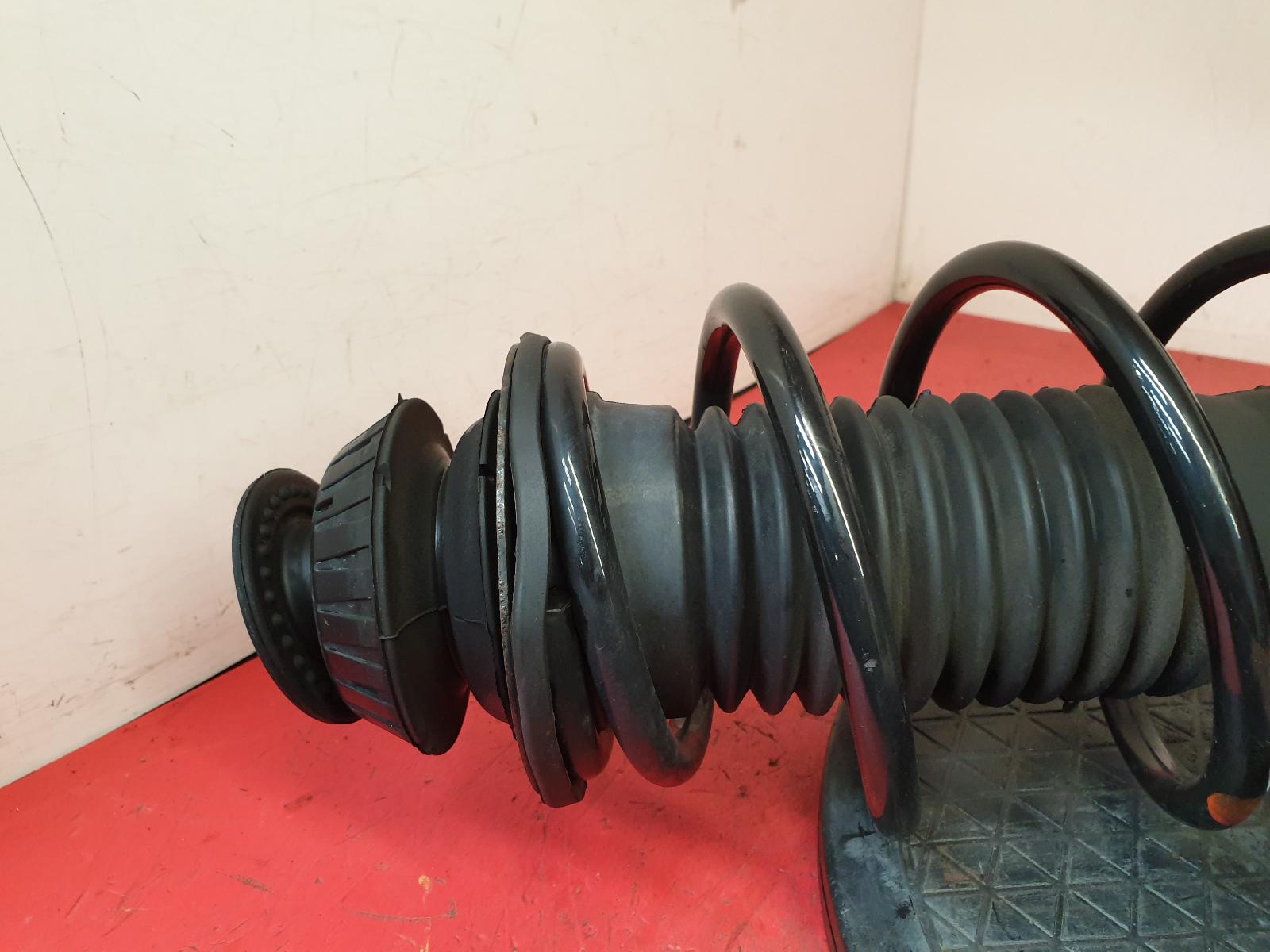 RF Strut Yaris Toyota 2013 