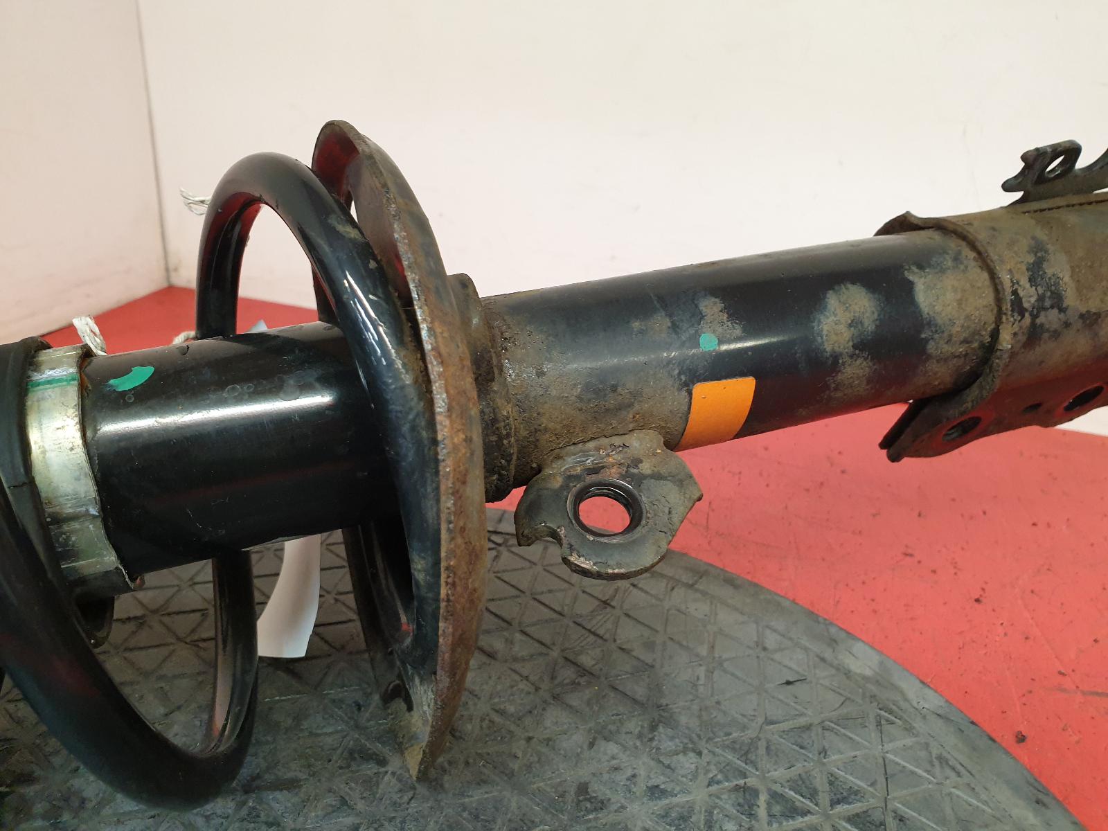 RF Strut Yaris Toyota 2013