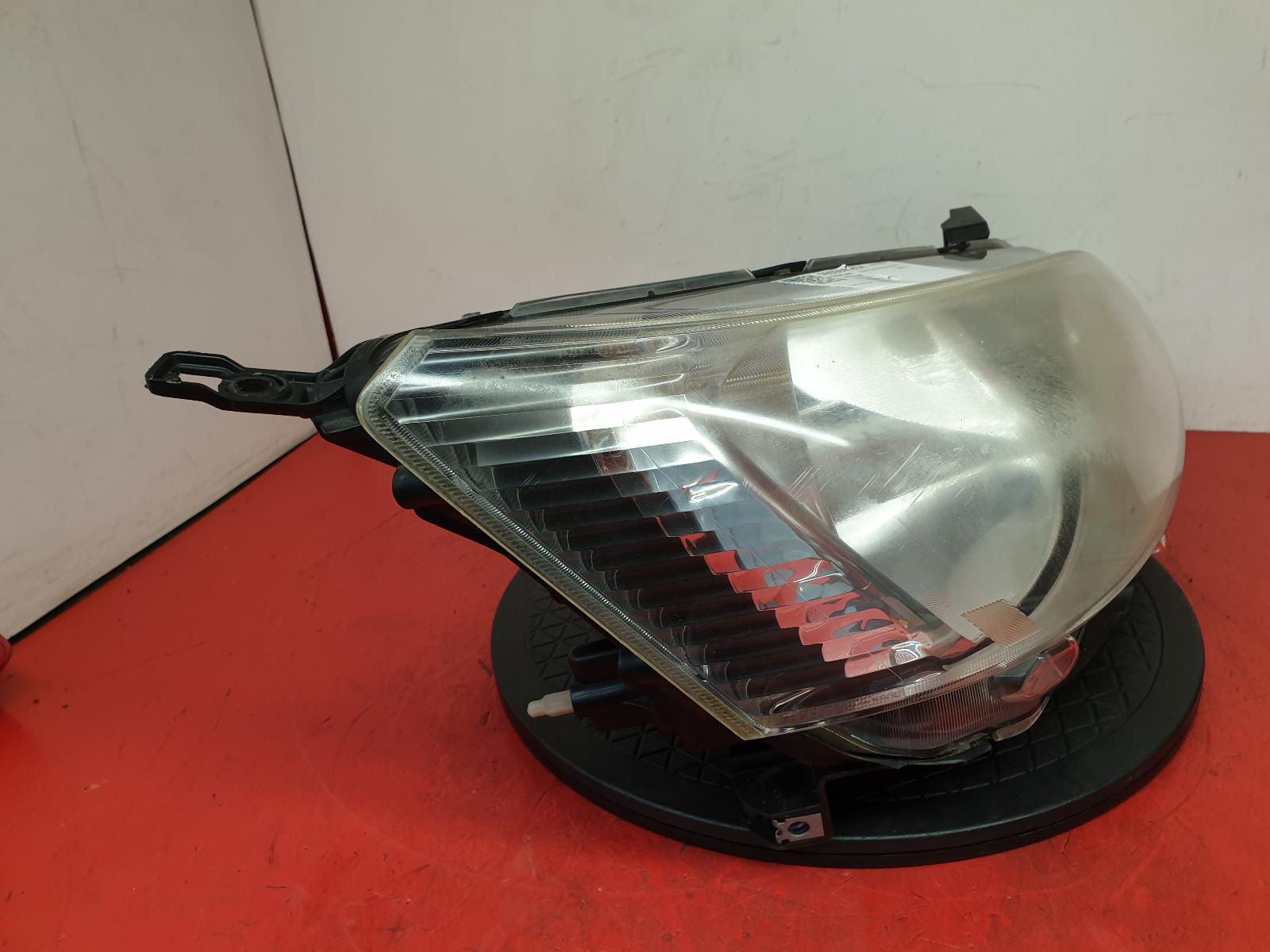 R Headlamp Nv200 Nissan 2015