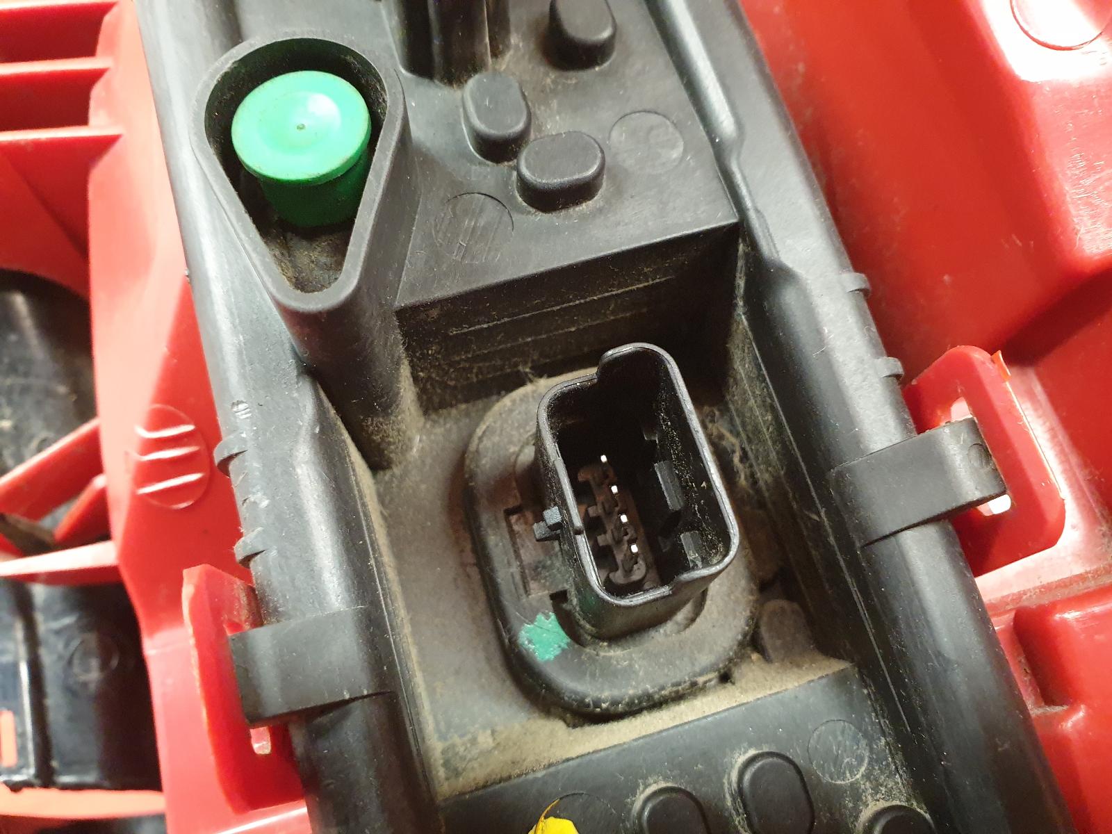 View Auto part L Taillight Peugeot 5008 2012