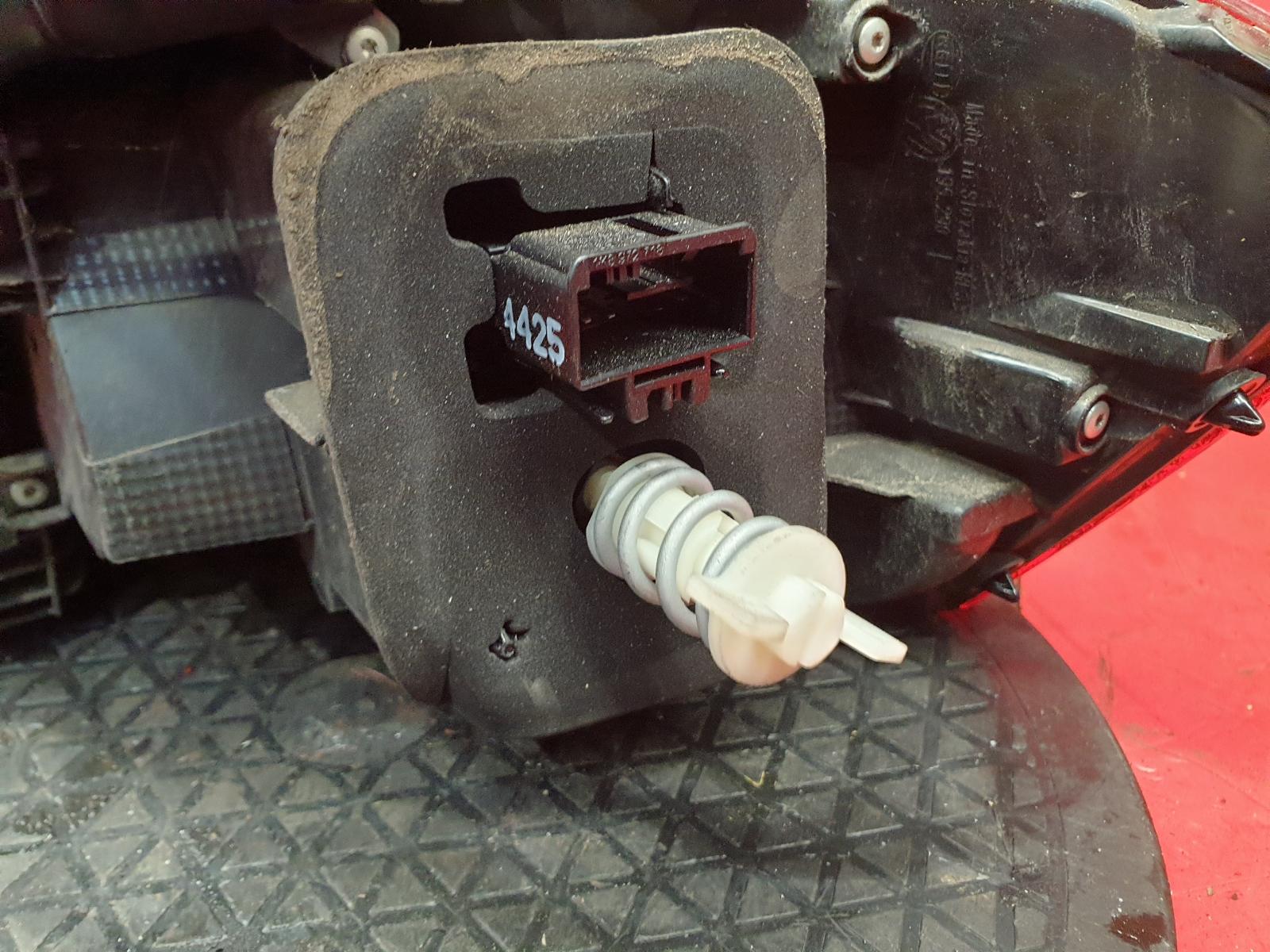 L Taillight Passat Volkswagen 2016 