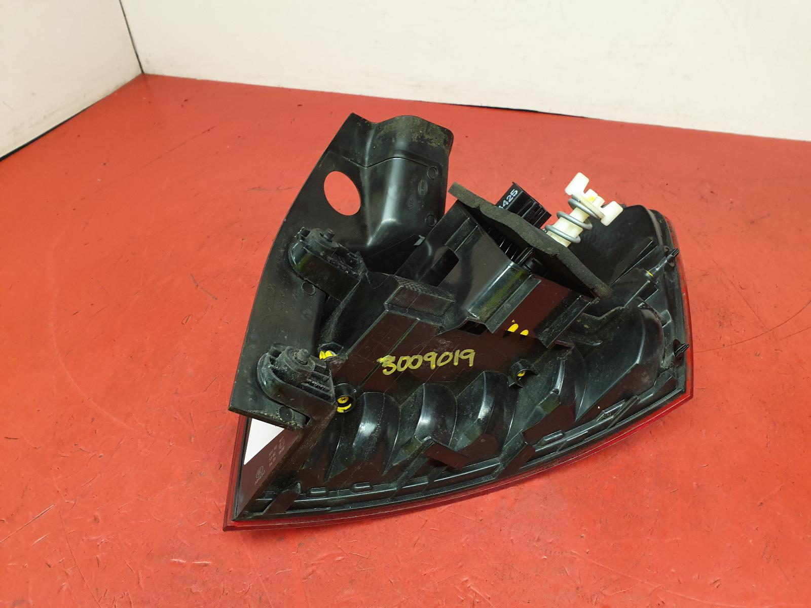 L Taillight Passat Volkswagen 2016 