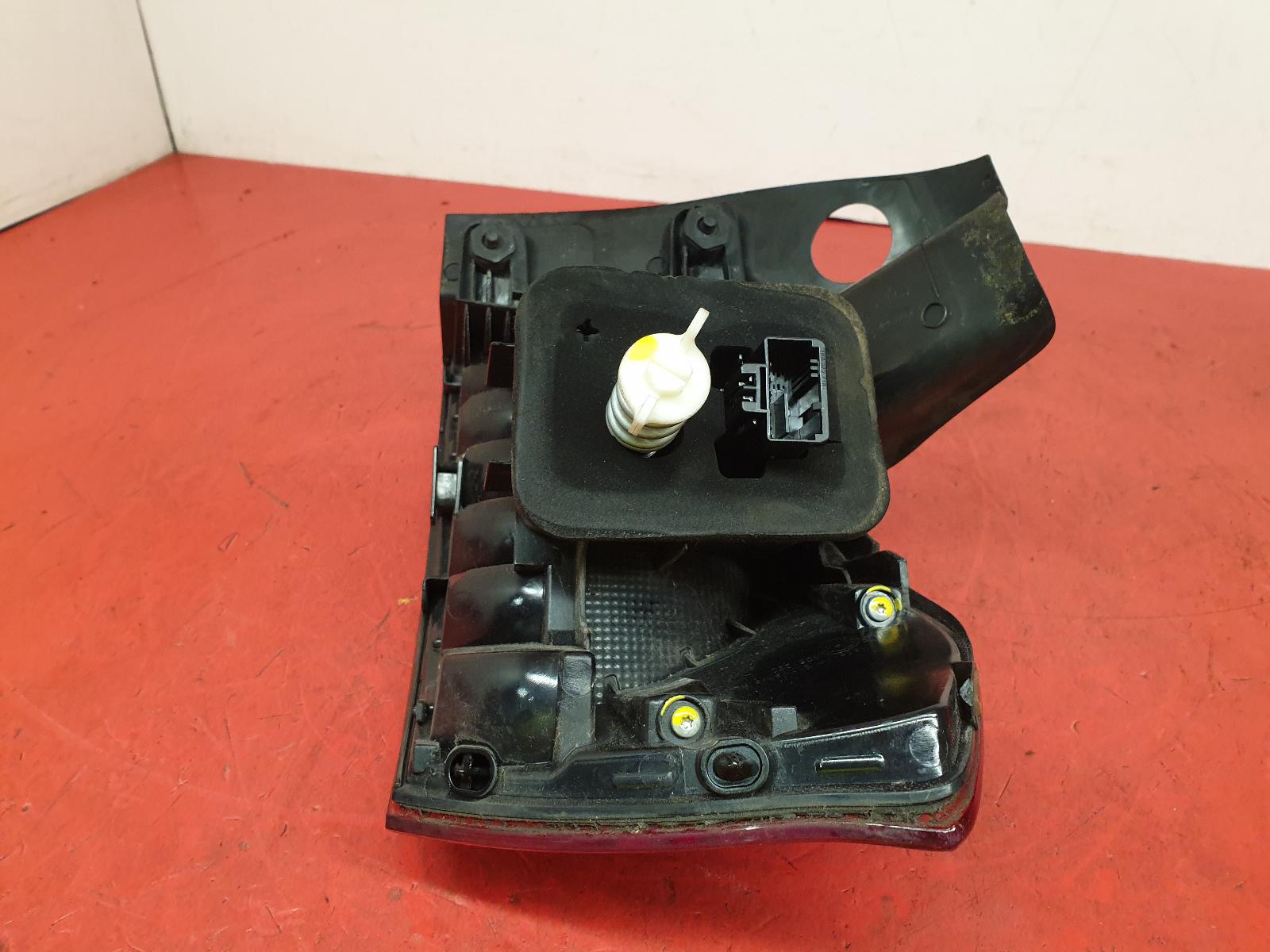 L Taillight Passat Volkswagen 2016 