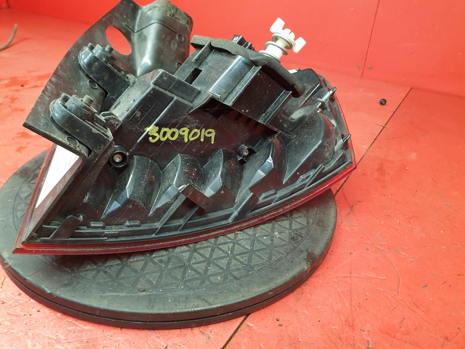 L Taillight Passat Volkswagen 2016 