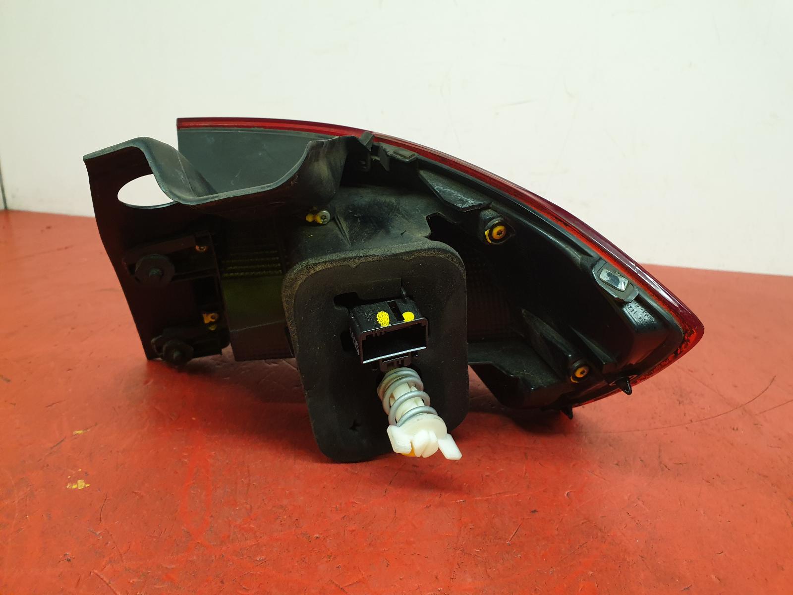 L Taillight Passat Volkswagen 2016 