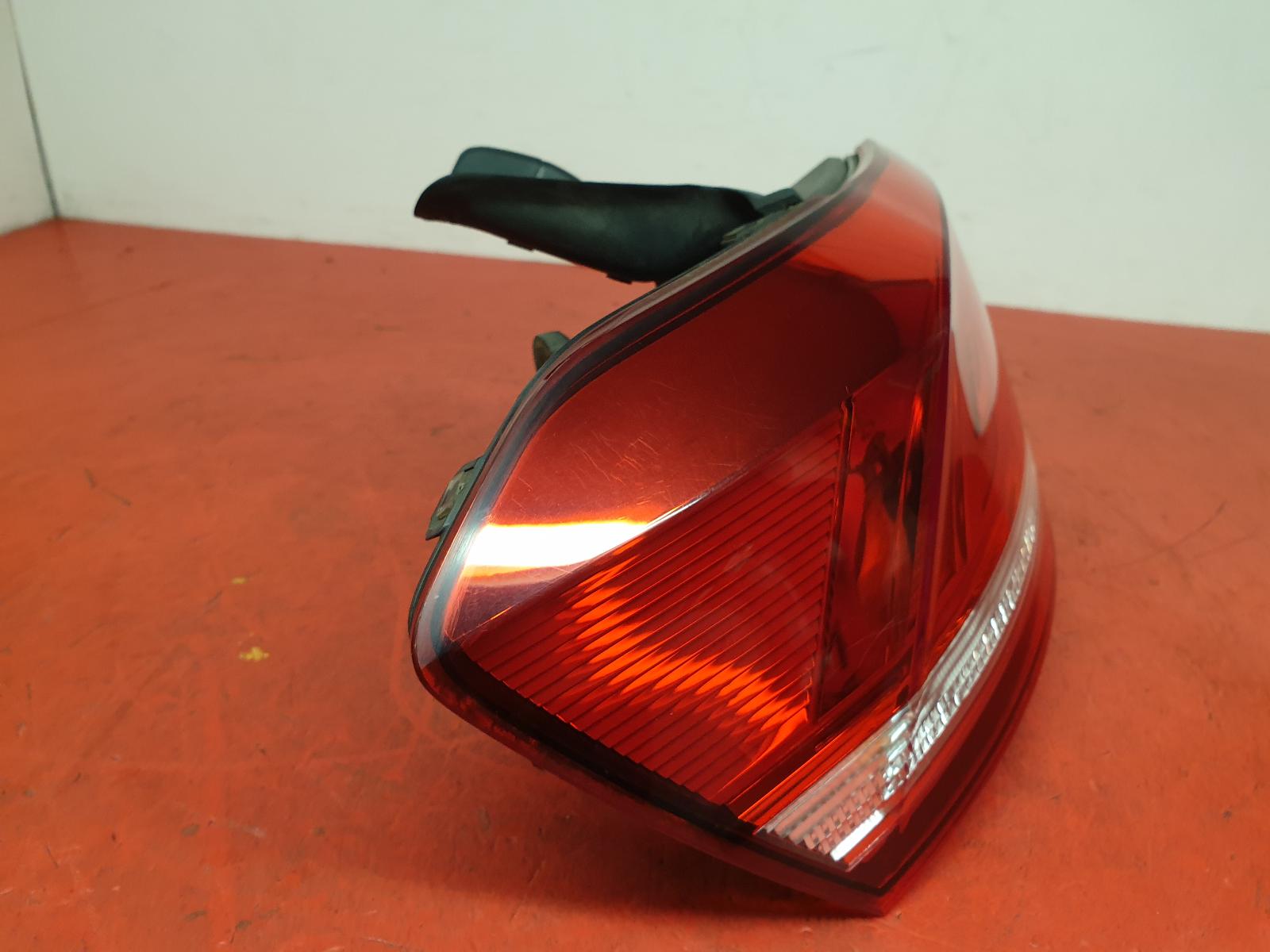 L Taillight Passat Volkswagen 2016 