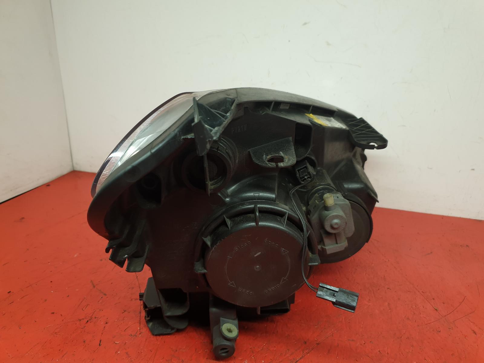 L Headlamp Qashqai Nissan 2011
