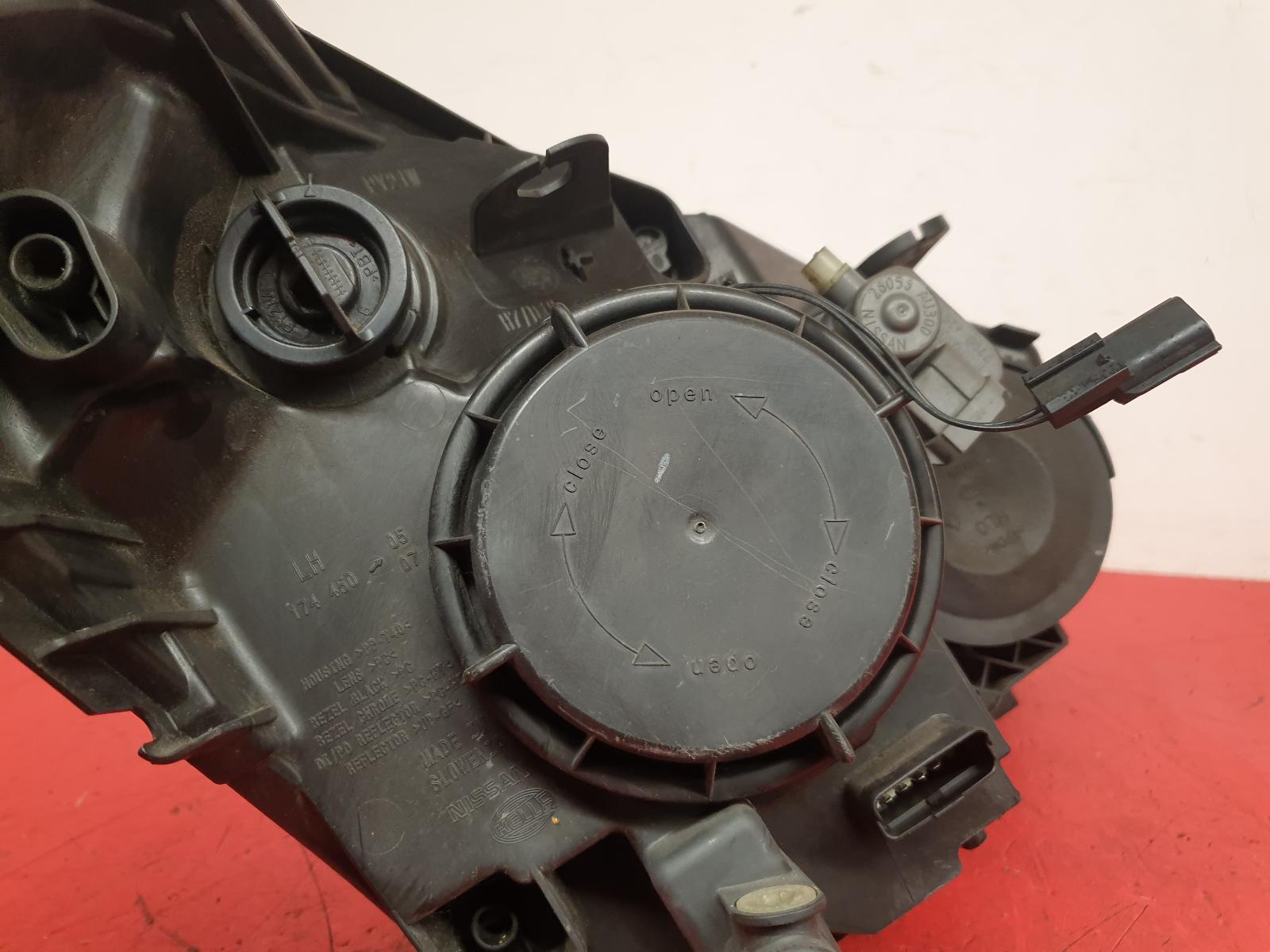 L Headlamp Qashqai Nissan 2011 