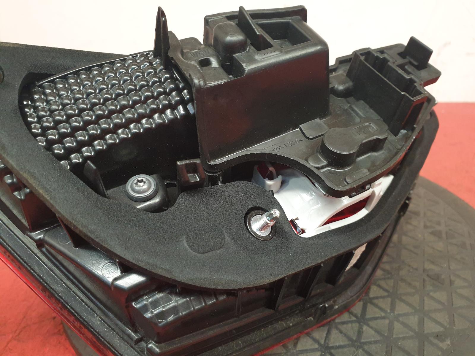 R Taillight Leon Seat 2015 