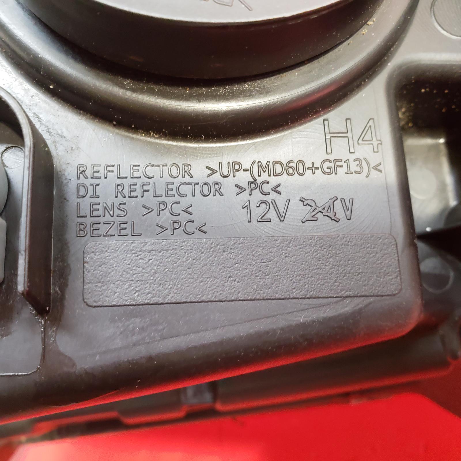 R Headlamp Sandero Dacia 2014