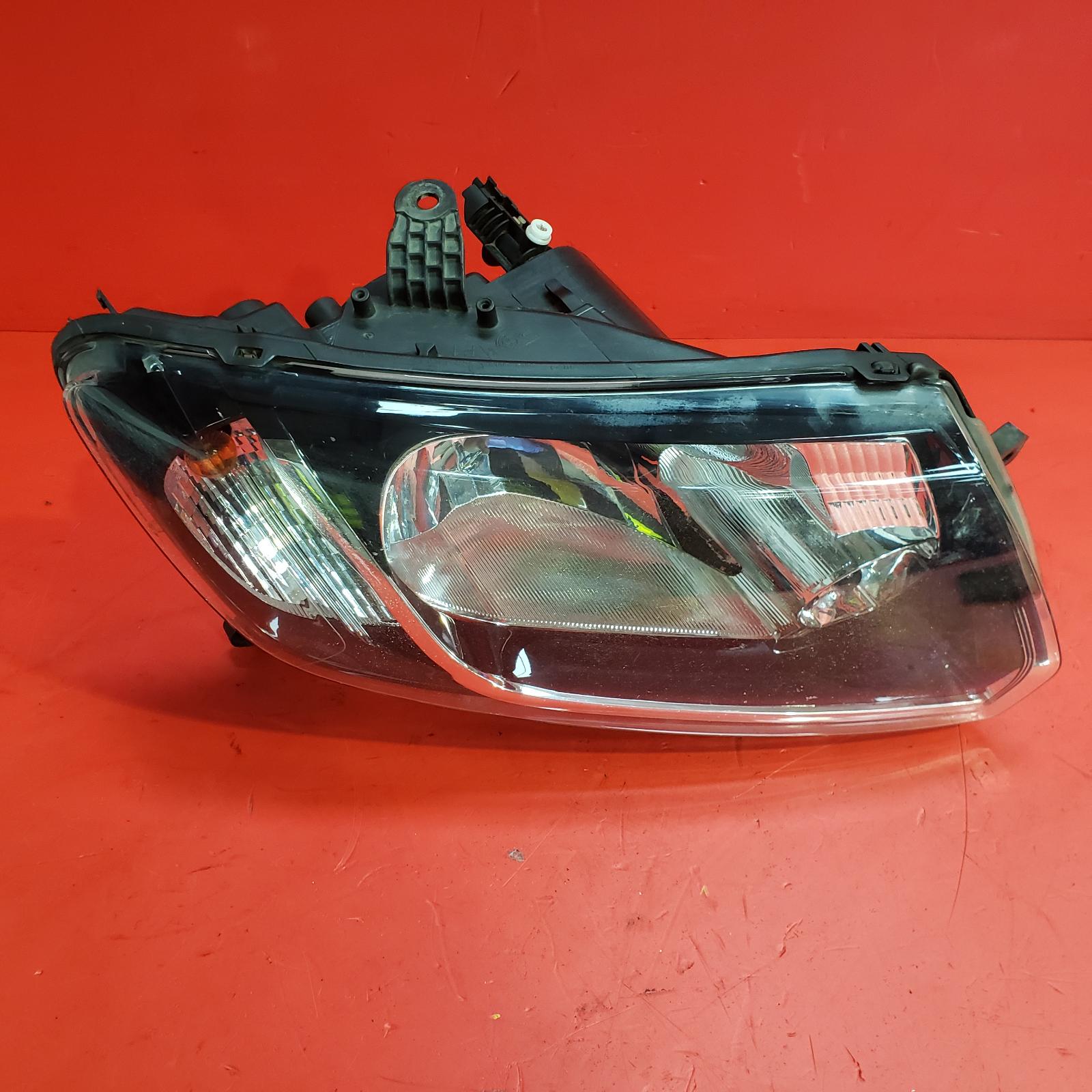 R Headlamp Sandero Dacia 2014