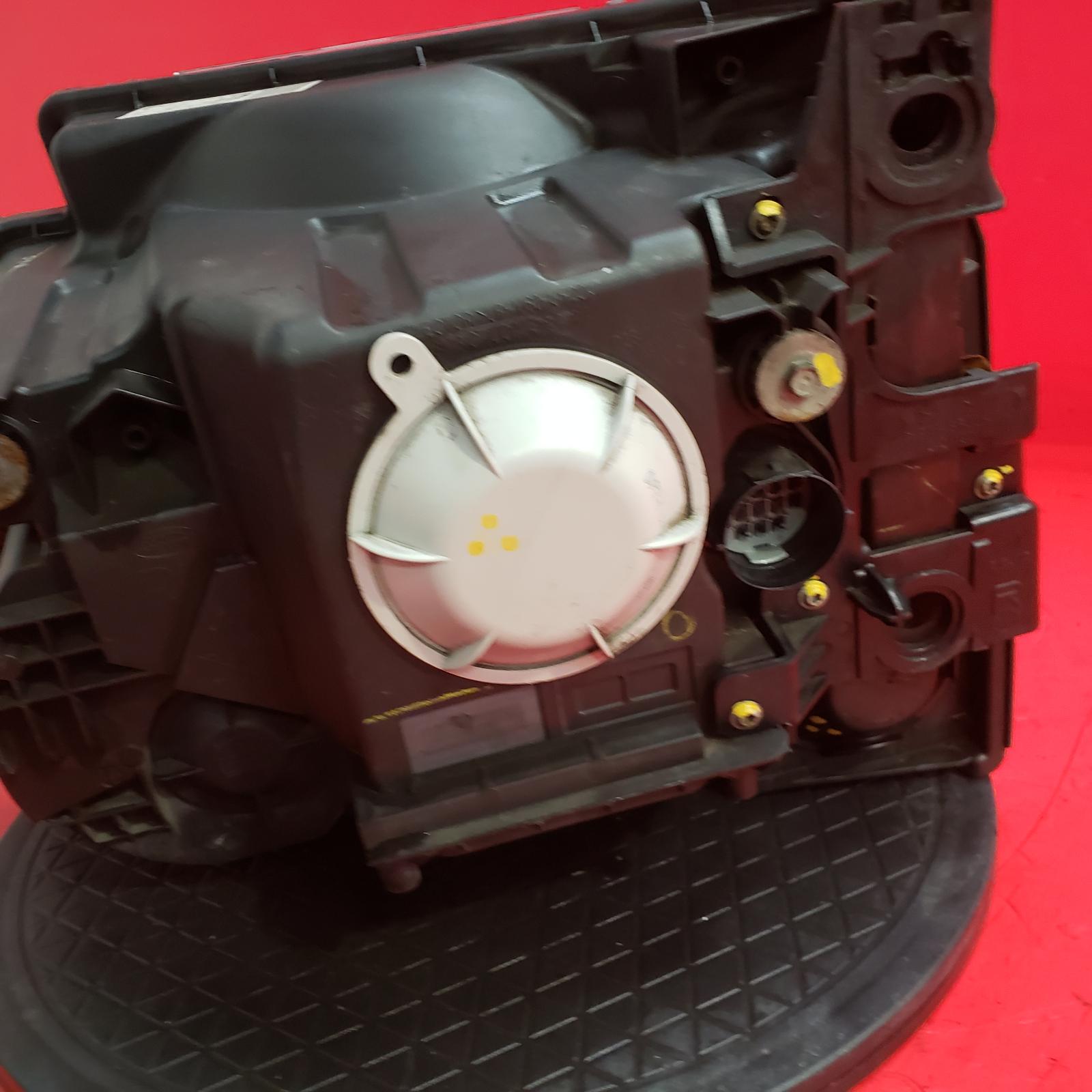 R Headlamp Discovery Land Rover 2008