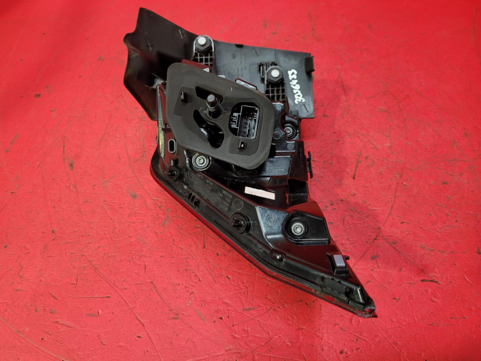 R Taillight Tiguan Volkswagen 2021 