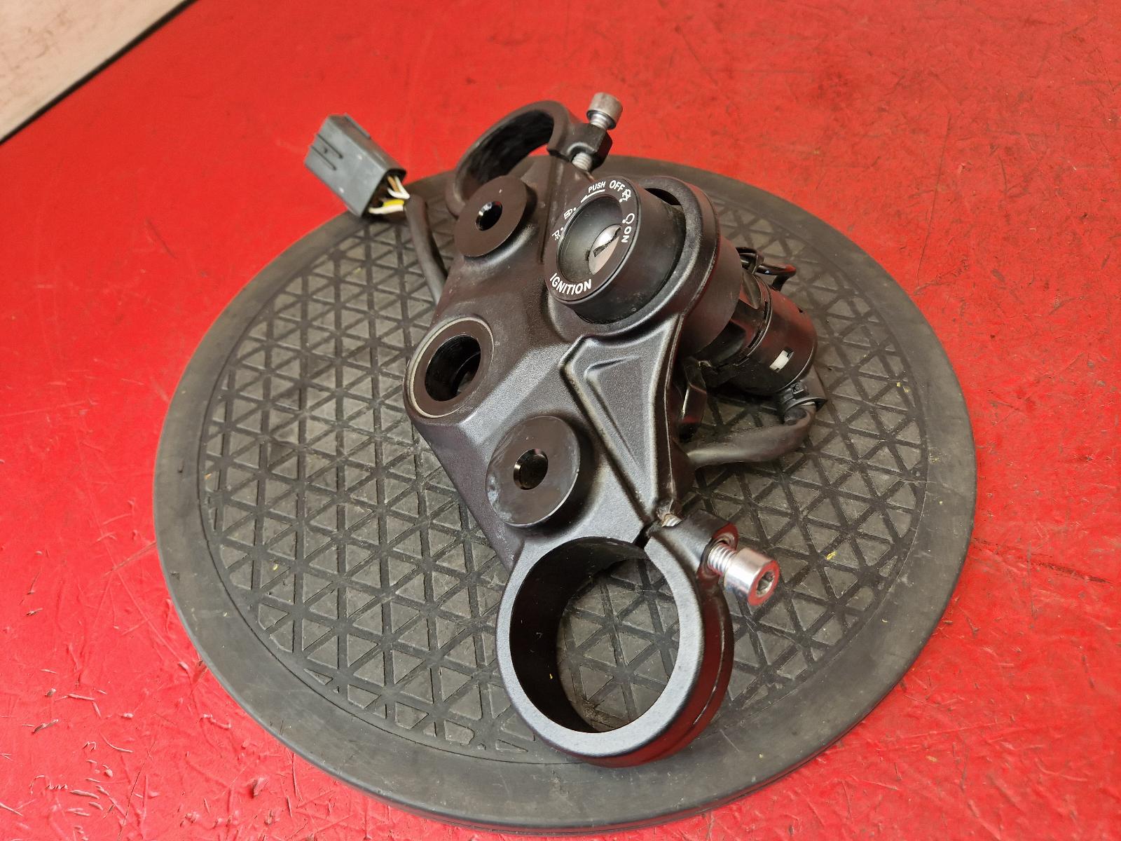 Comp.Lock Set + Keys Street Triple 765 Triumph 2021