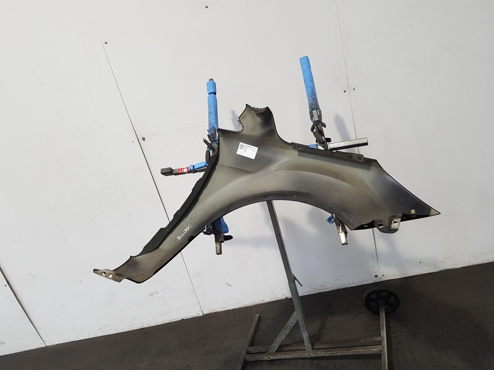 L Wing Focus Ford 2009 