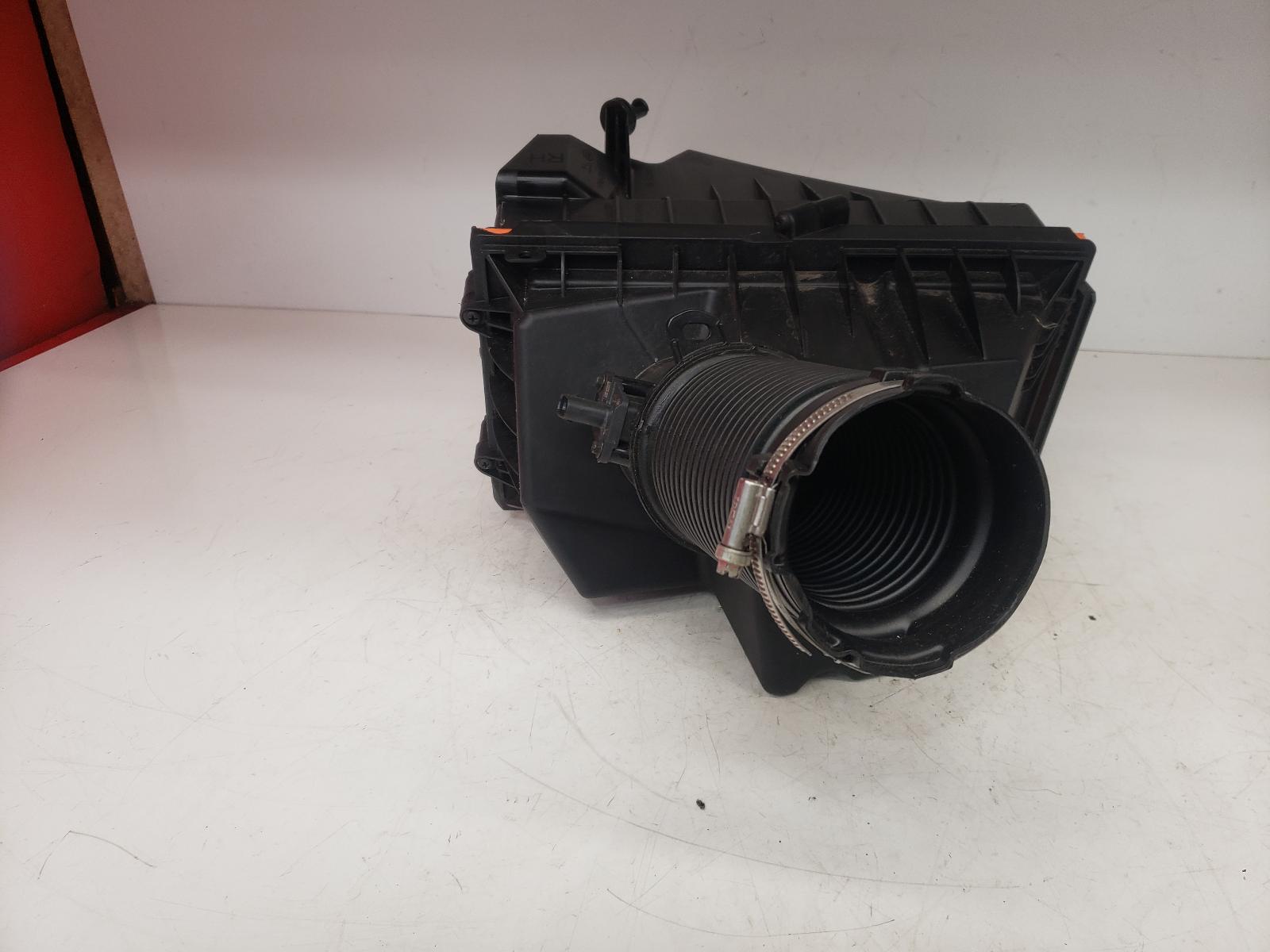 View Auto part Air Cleaner/Box Land Rover Range Rover Sport 2023