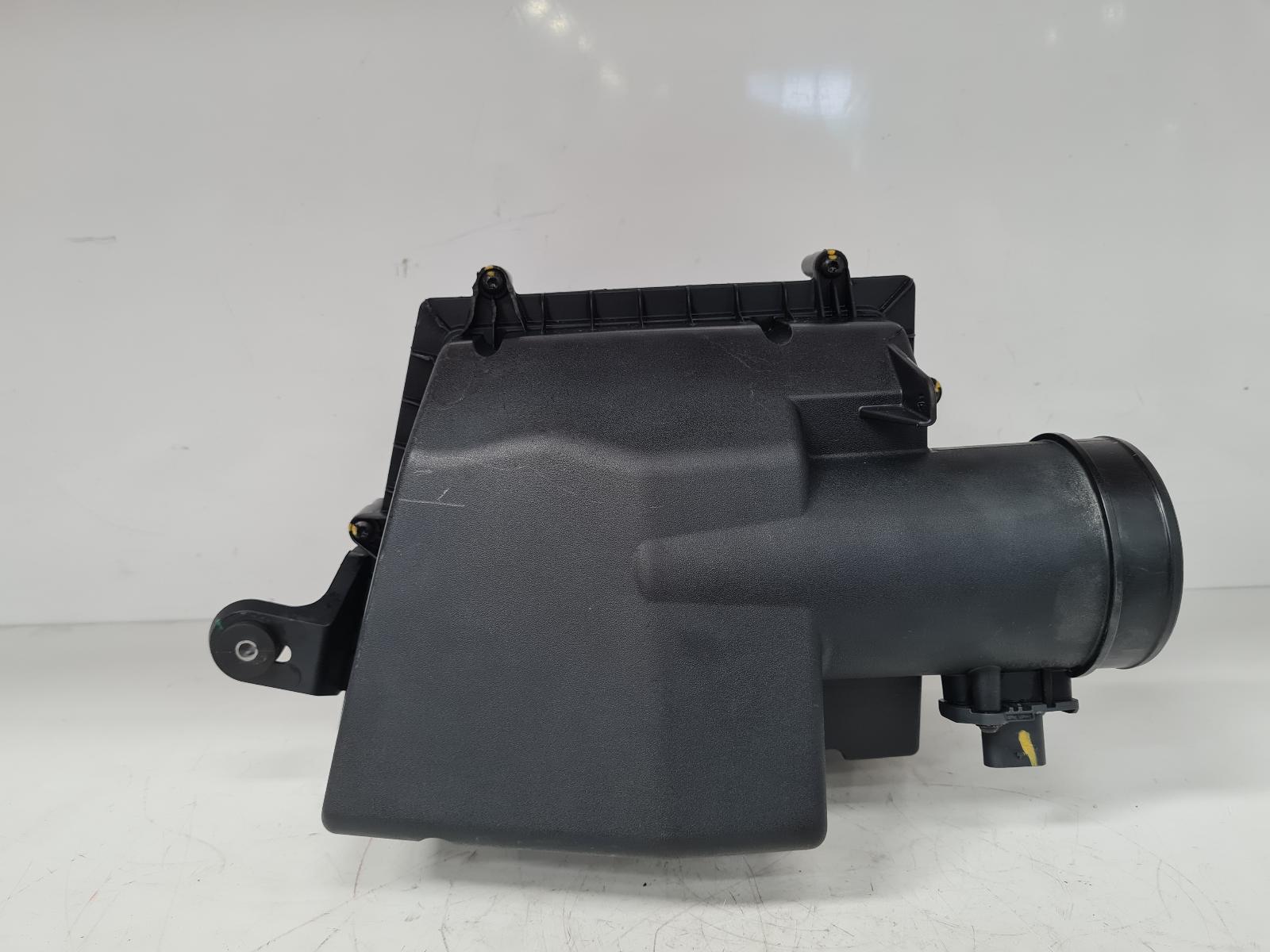 View Auto part Air Cleaner/Box Land Rover Range Rover Velar 2023