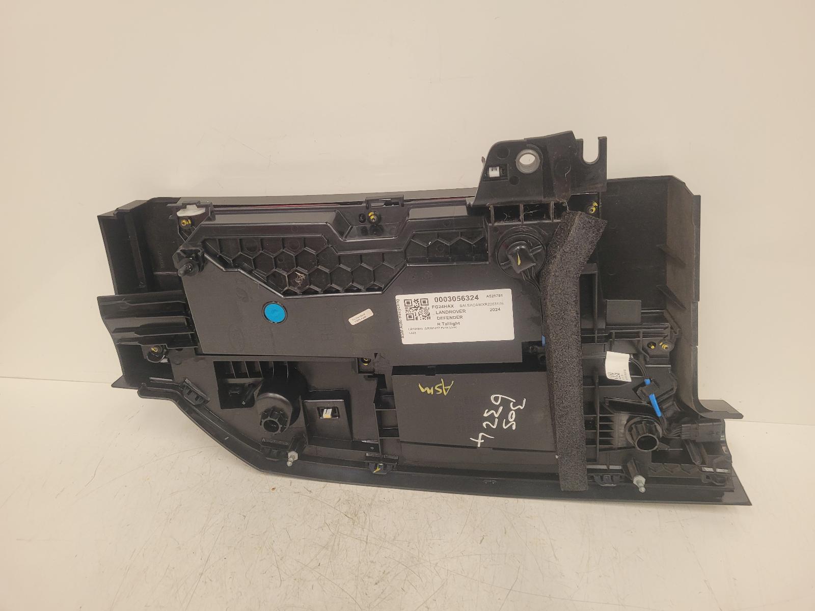 View Auto part Air Cleaner/Box Land Rover Discovery 2021