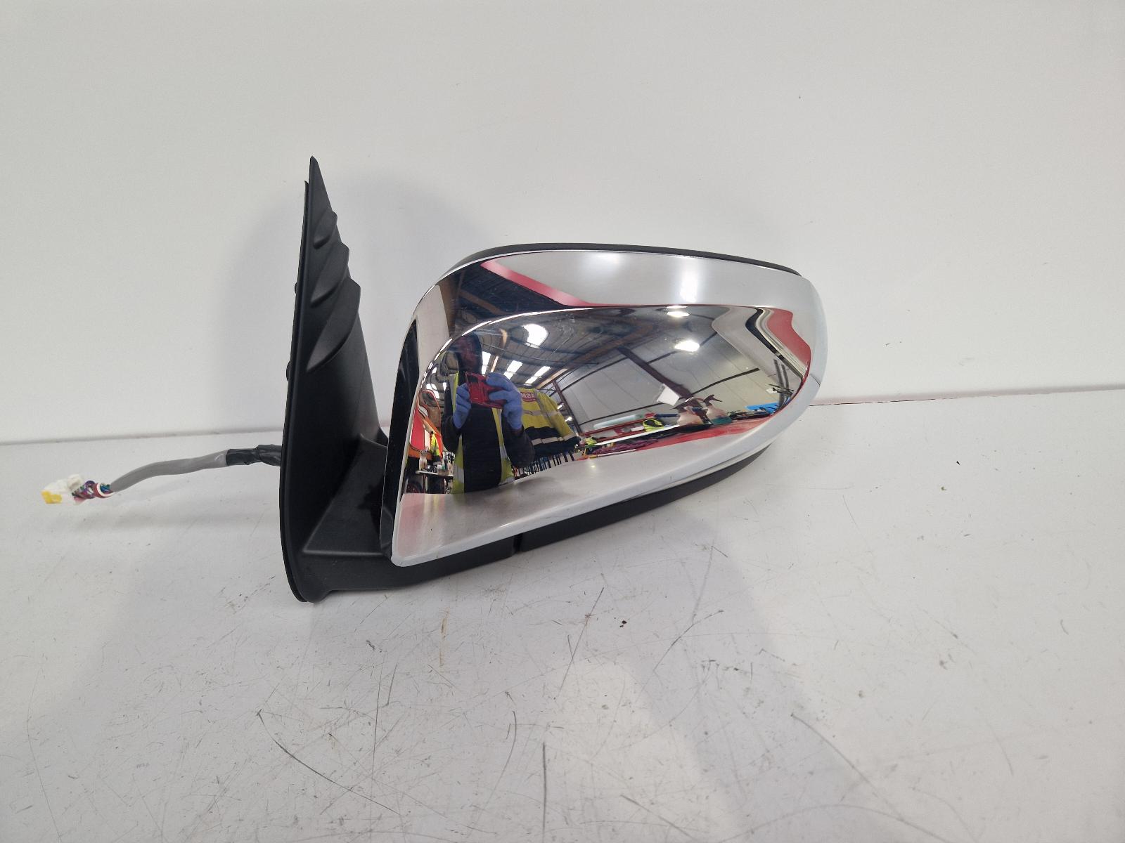 View Auto part L Door Mirror Toyota Hilux 2023