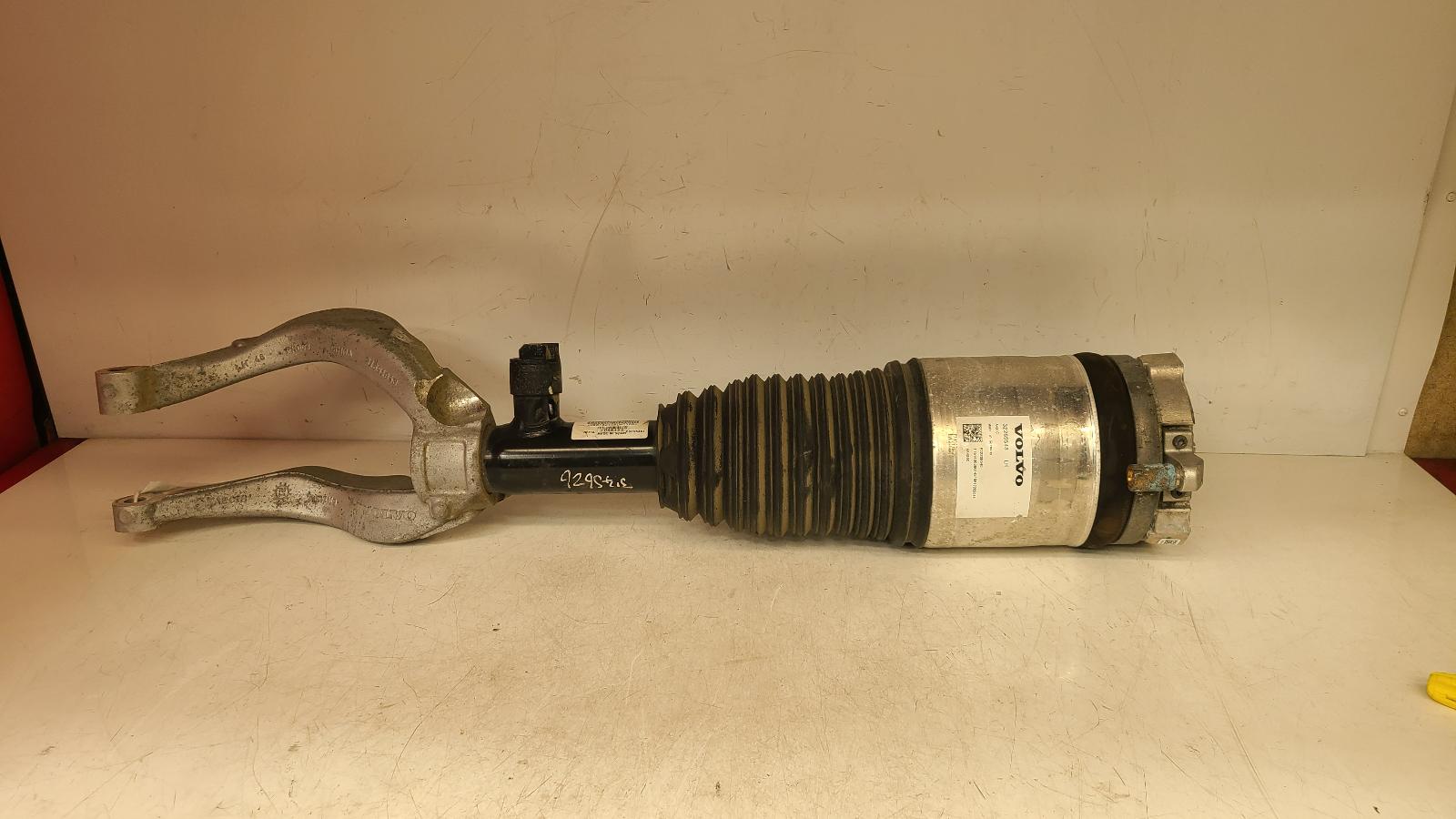 View Auto part LF Strut Volvo Xc90 2021