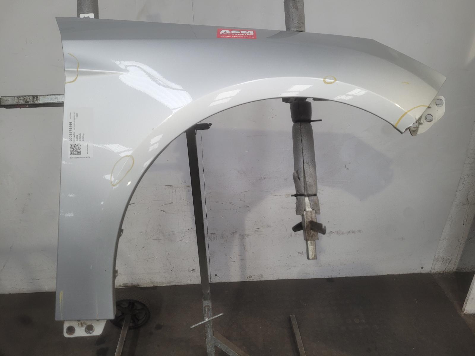 View Auto part R Wing Ford Focus 2011