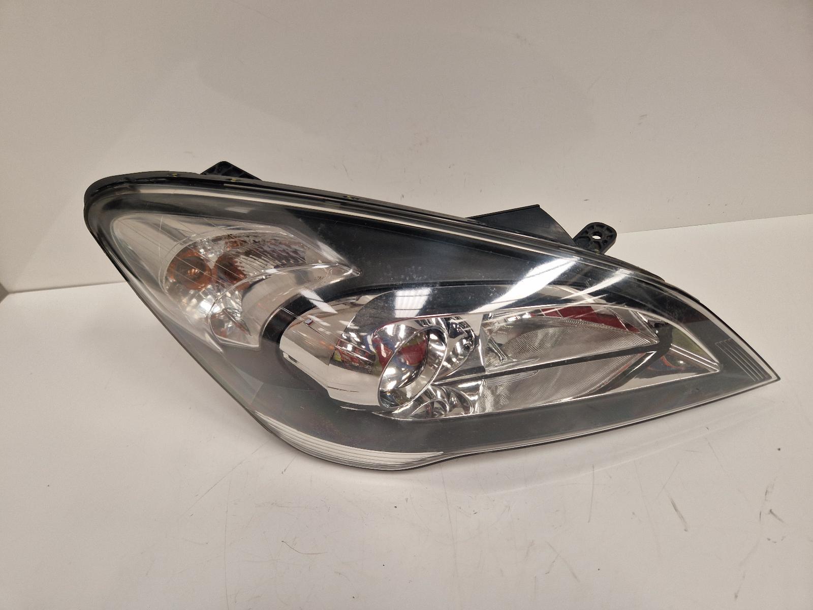 View Auto part R Headlamp Kia Ceed 2011