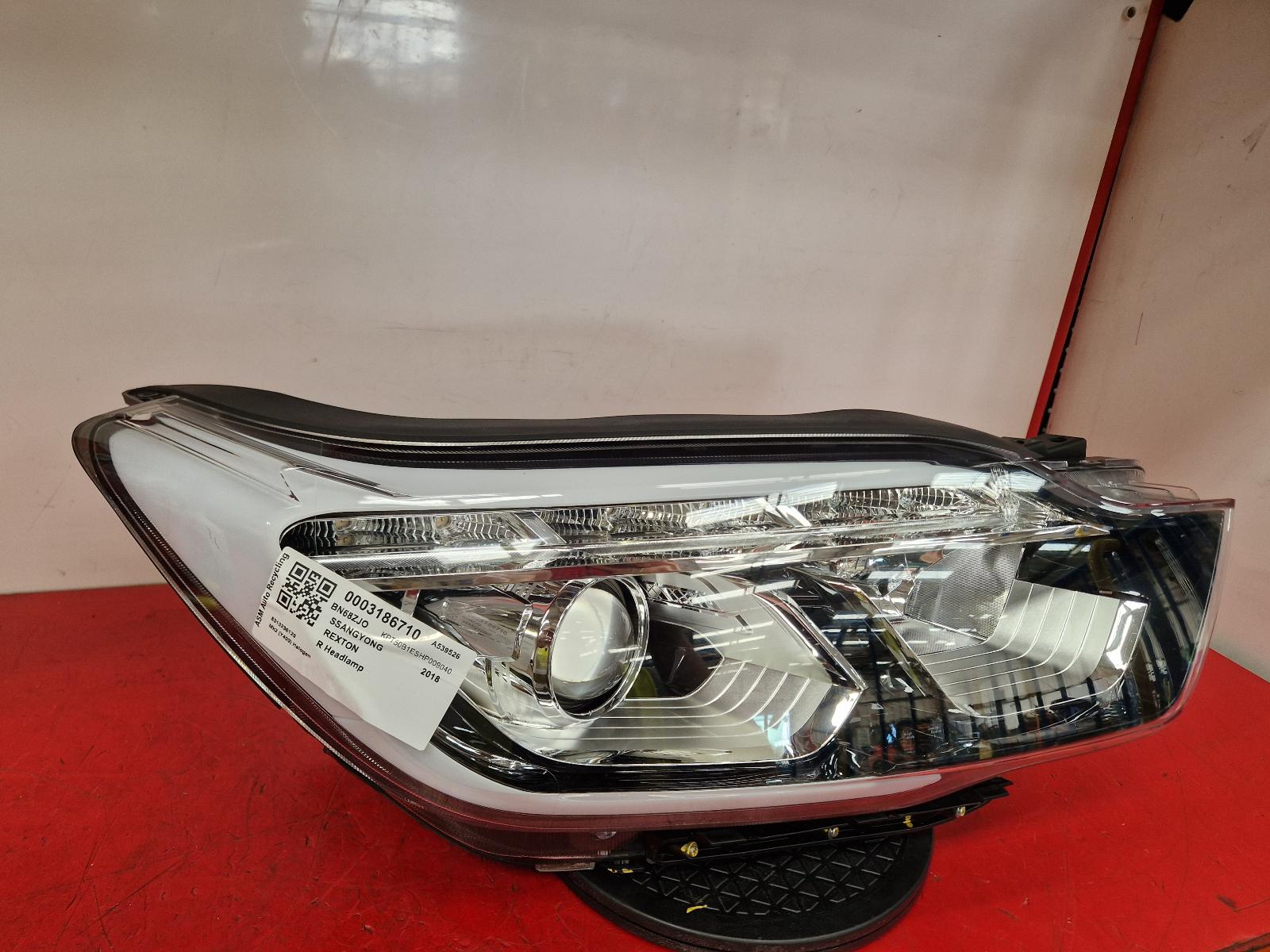 View Auto part R Headlamp Ssangyong Rexton 2018
