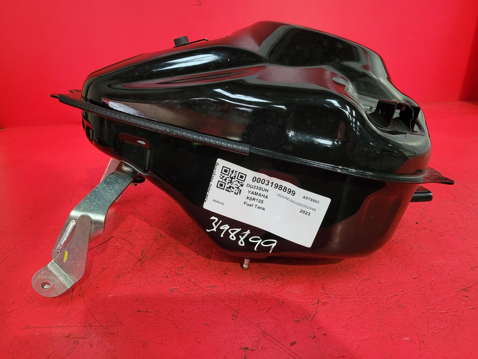 View Auto part Fuel Tank Yamaha Xsr125 2023