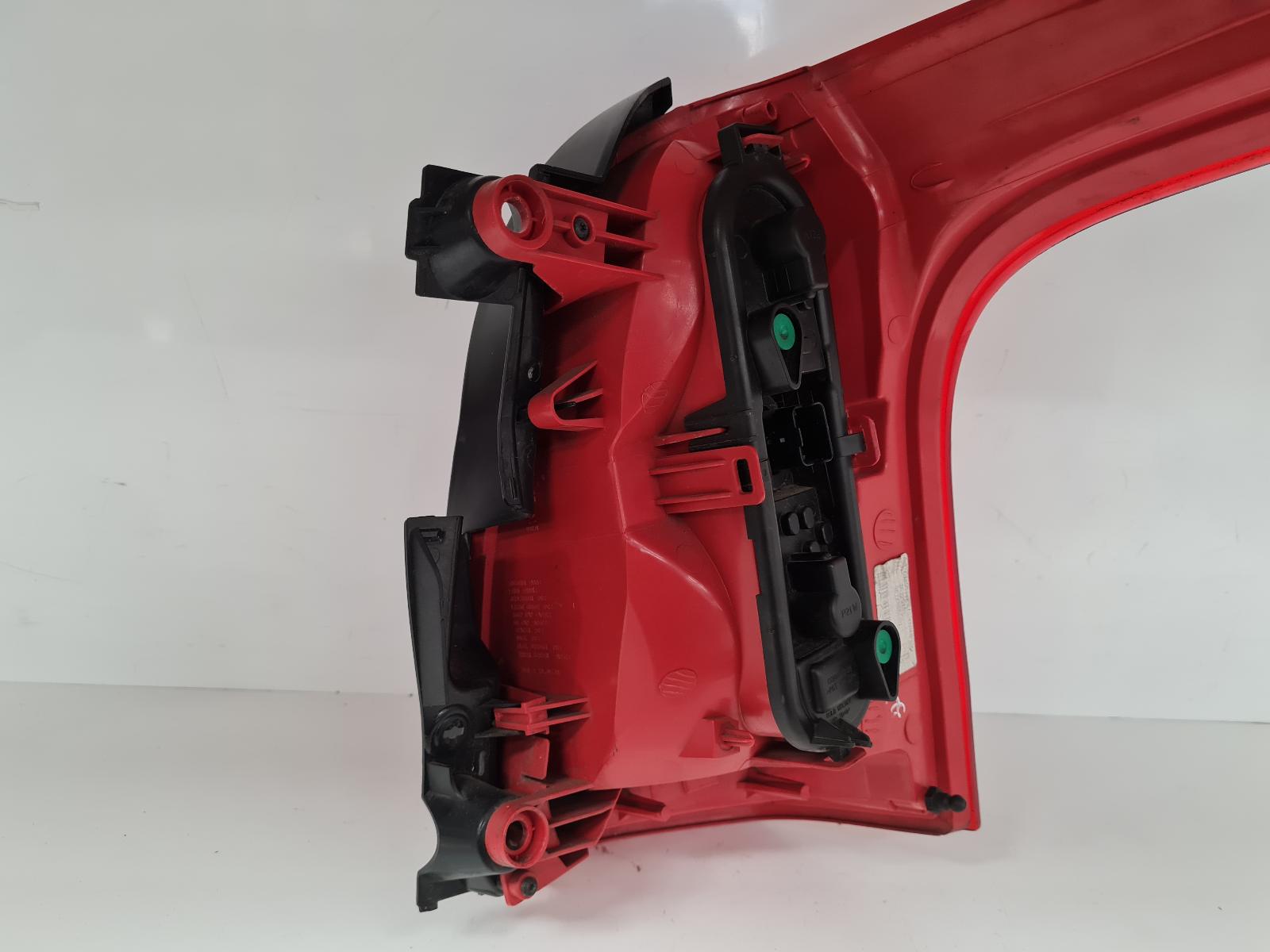 View Auto part L Taillight Peugeot 5008 2015