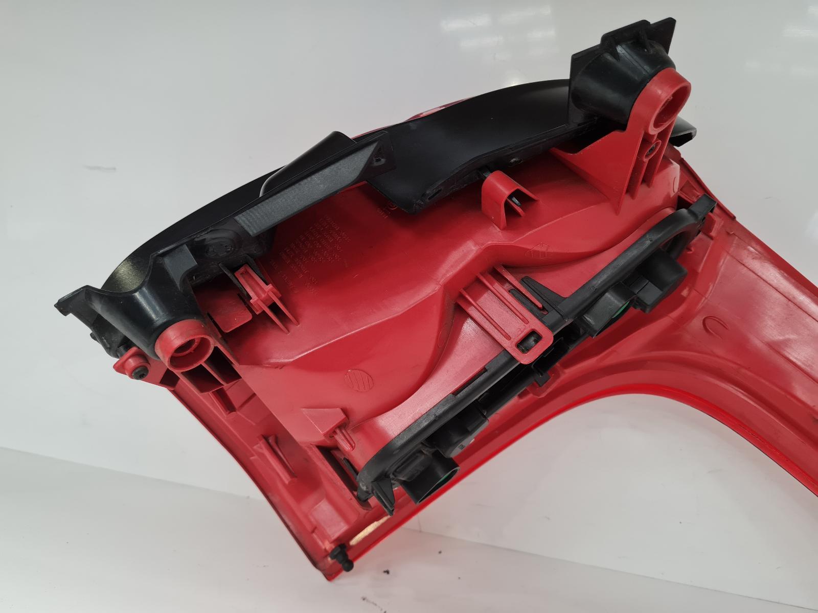 View Auto part L Taillight Peugeot 5008 2015