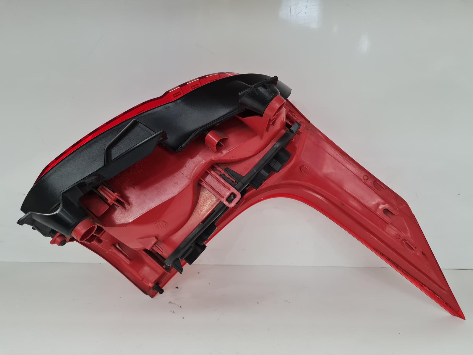 View Auto part L Taillight Peugeot 5008 2015