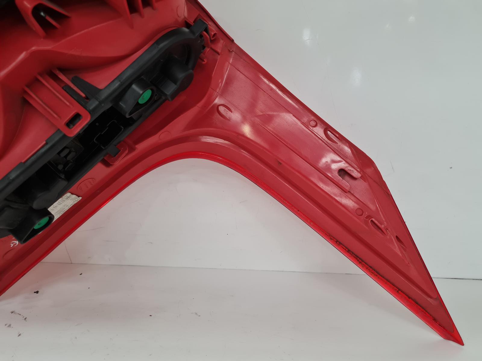 View Auto part L Taillight Peugeot 5008 2015