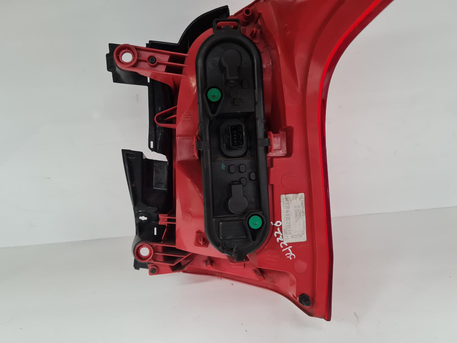 View Auto part L Taillight Peugeot 5008 2015
