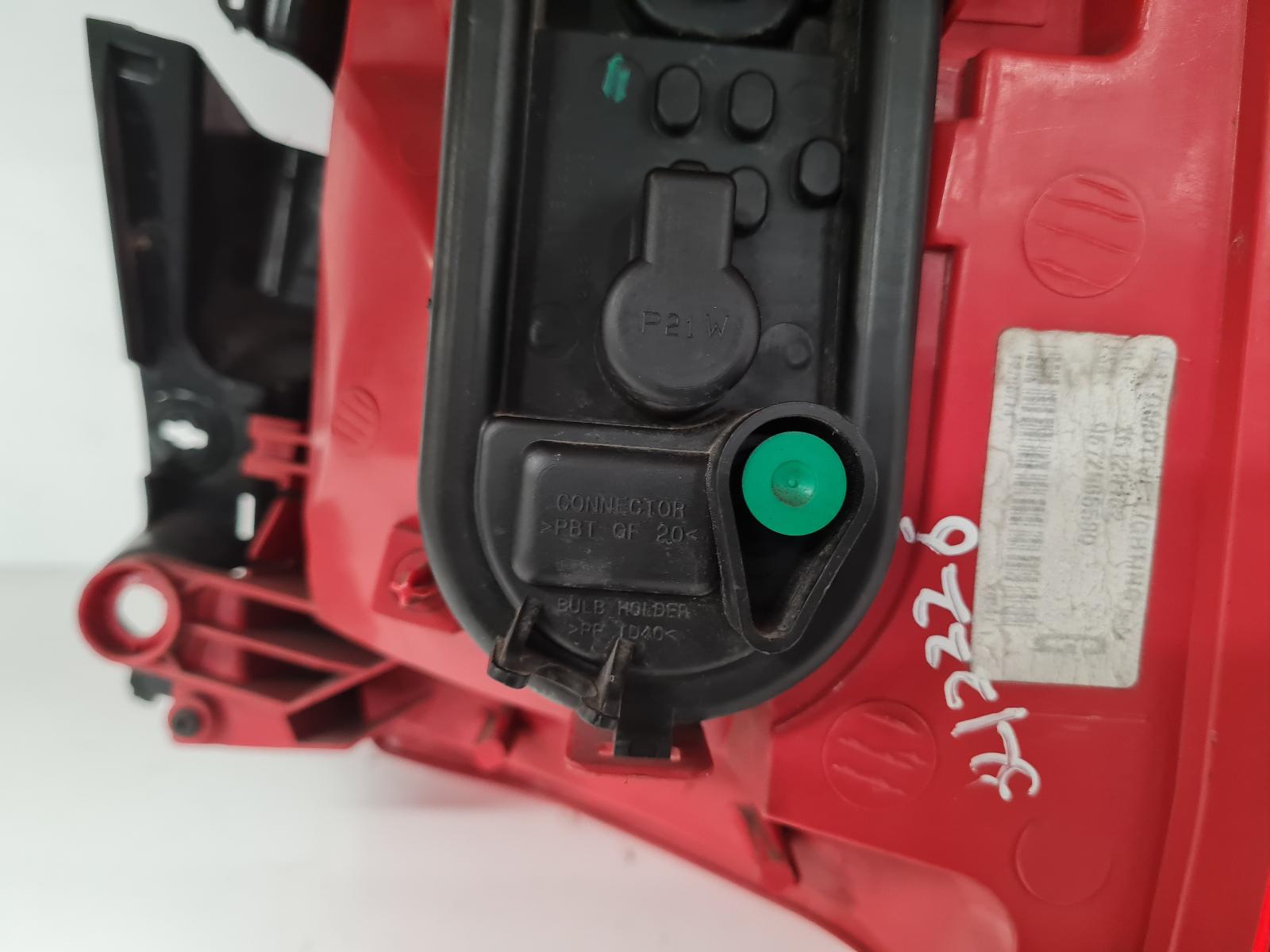 View Auto part L Taillight Peugeot 5008 2015