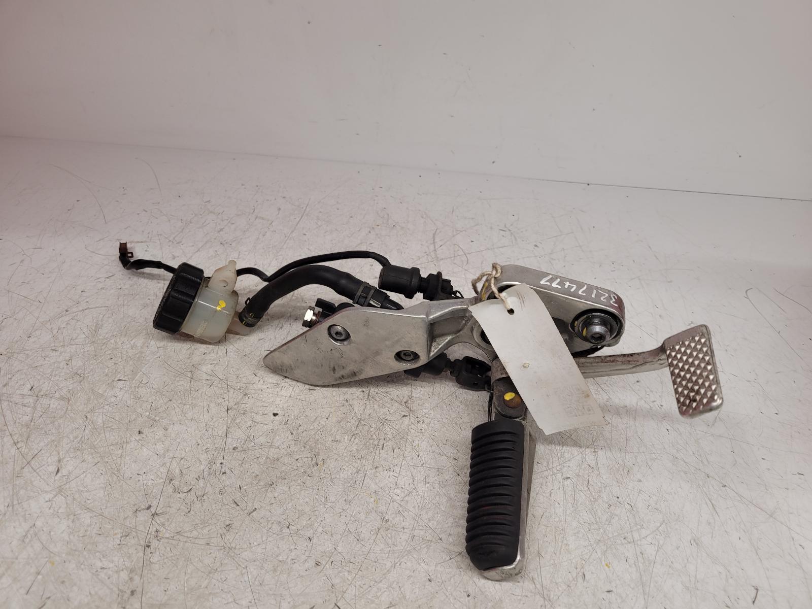 View Auto part Right Footrest Yamaha Fzs 1000 Fazer 2003