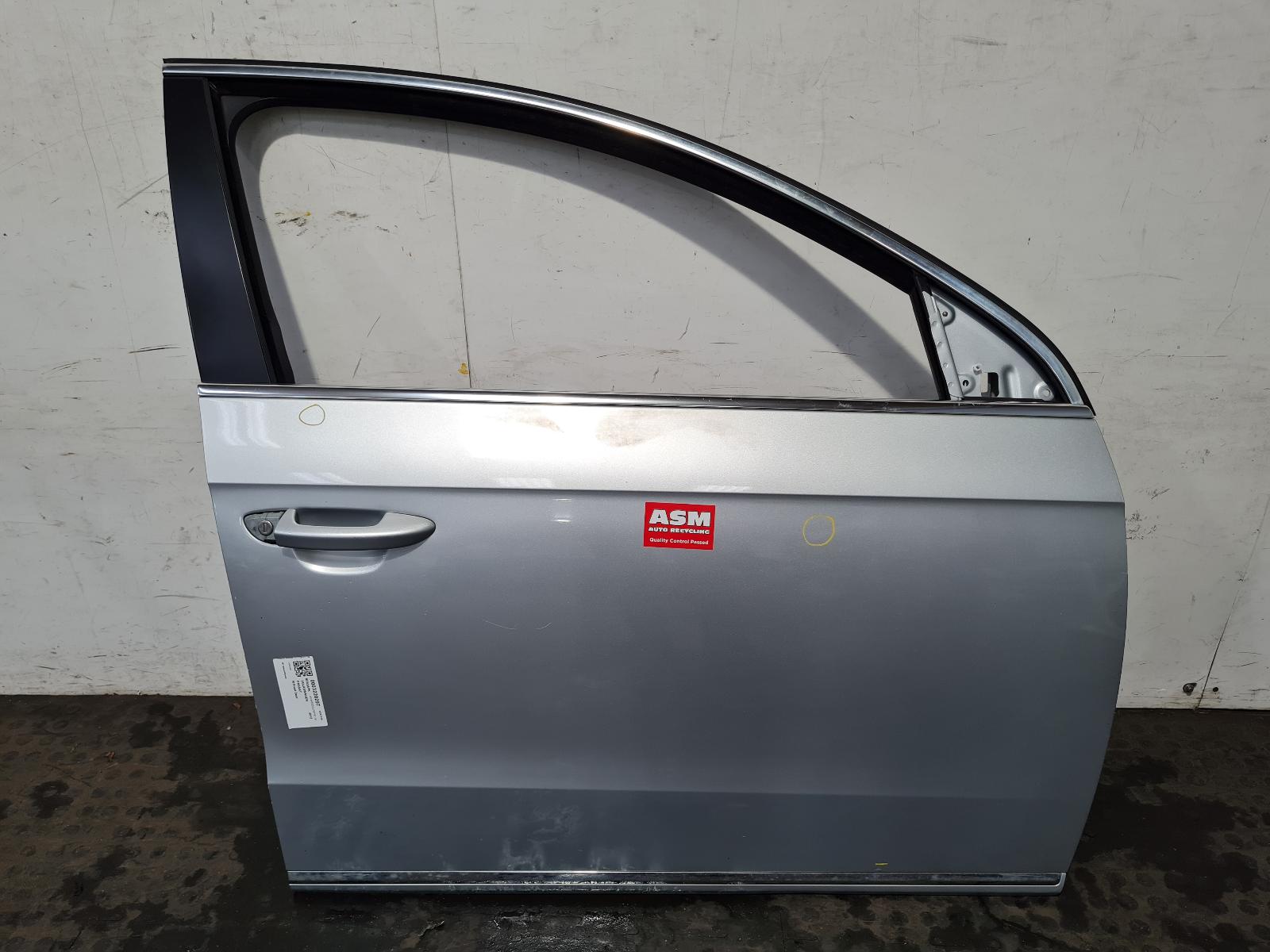 View Auto part R Front Door Volkswagen Passat 2012