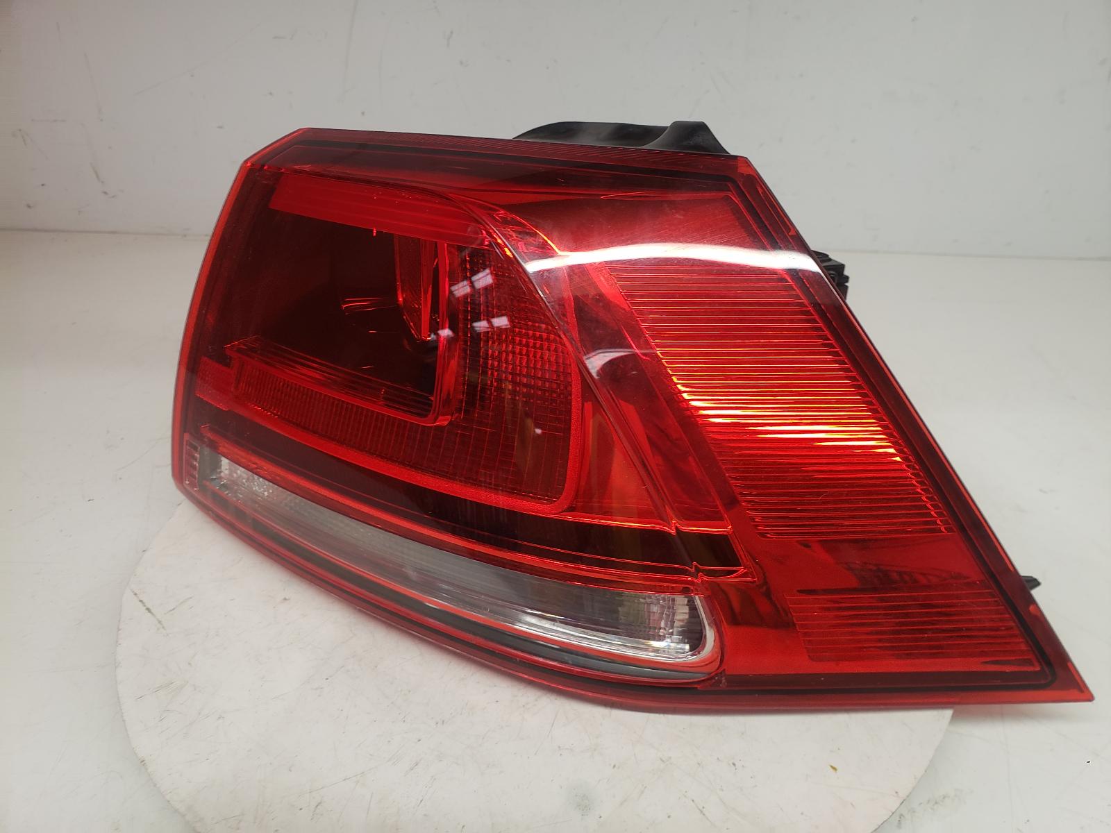 View Auto part R Taillight Volkswagen Golf 2013