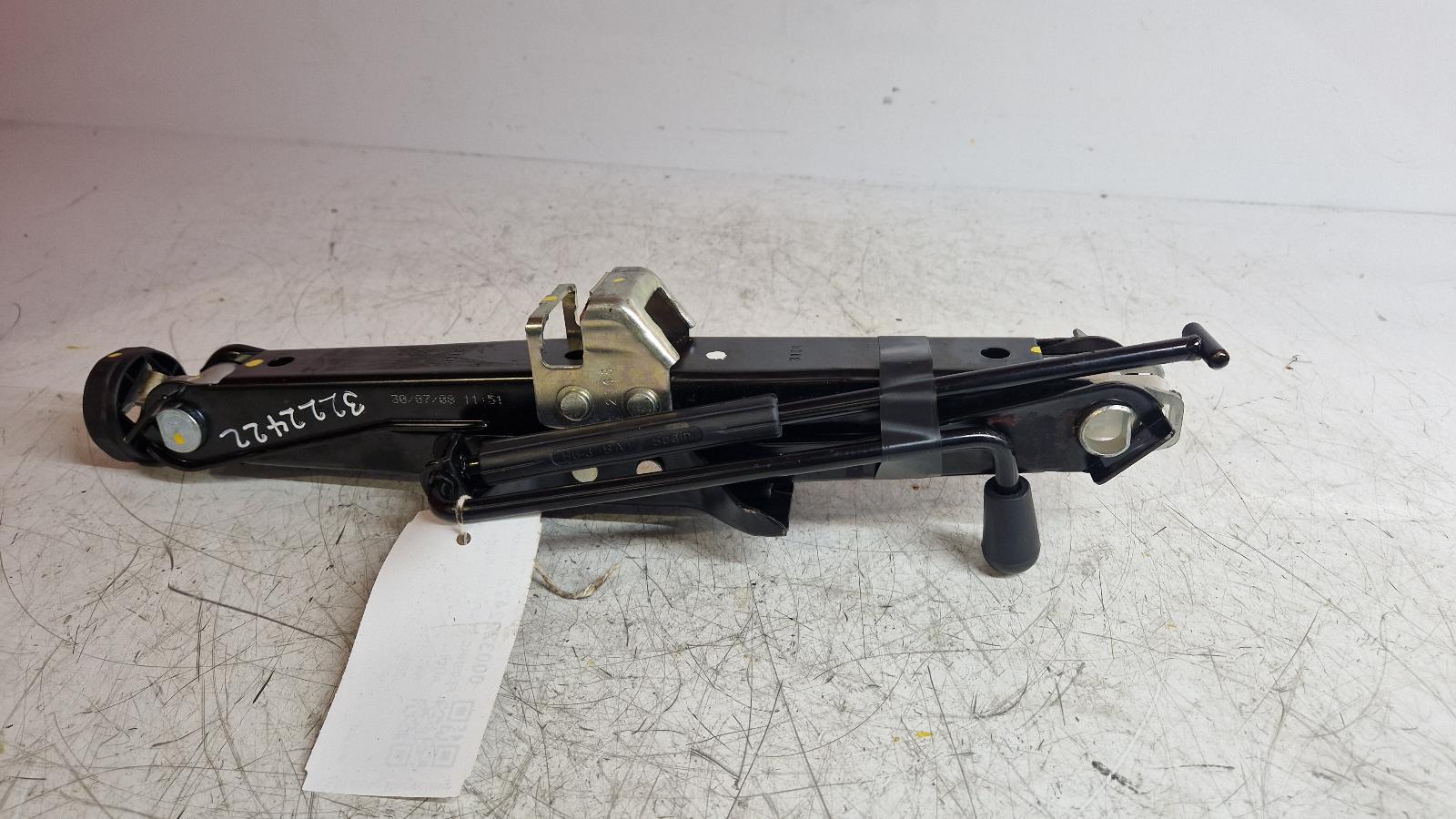 View Auto part Jack Audi A4 2009
