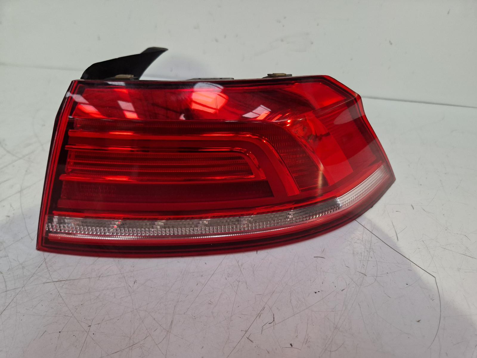View Auto part R Taillight Volkswagen Passat 2017