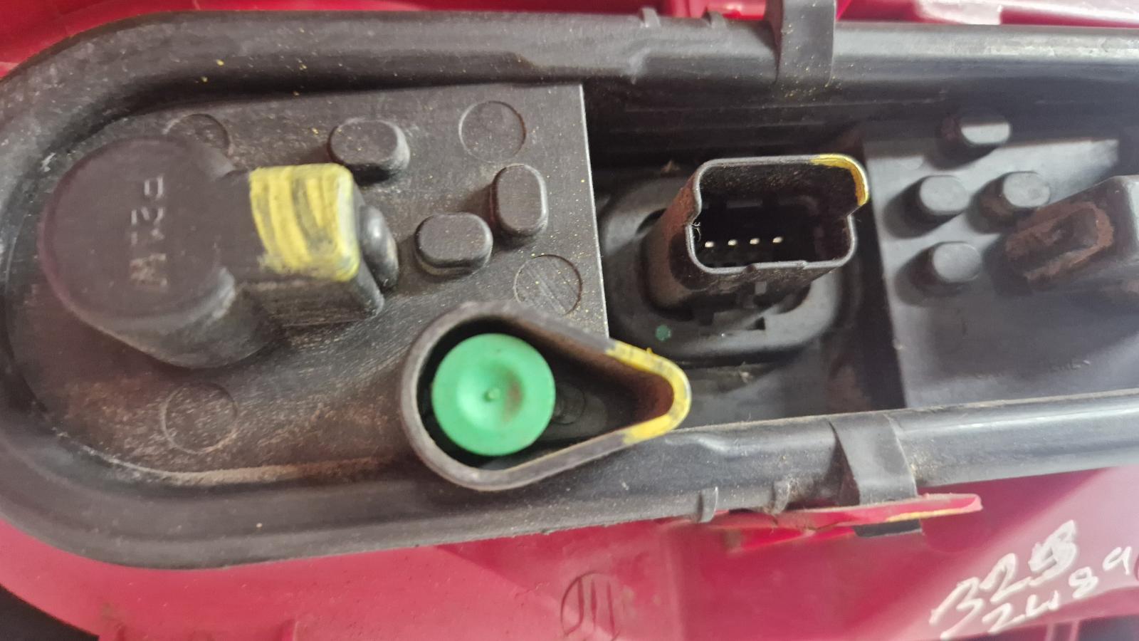 View Auto part L Taillight Peugeot 5008 2011