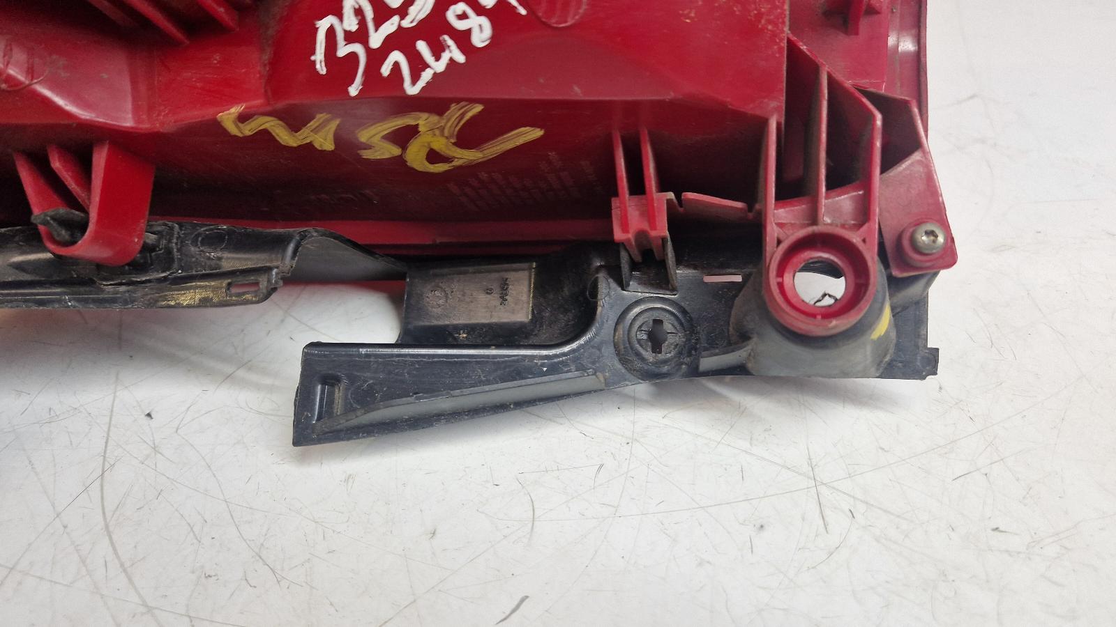 View Auto part L Taillight Peugeot 5008 2011