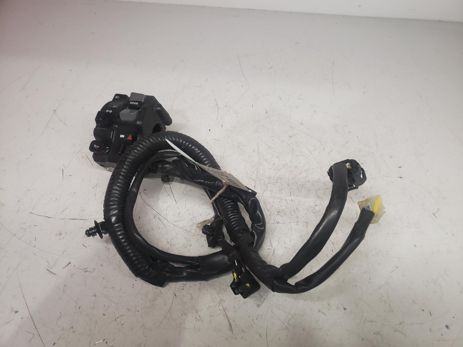 View Auto part LH Switch Gear Yamaha Mt-09 2022